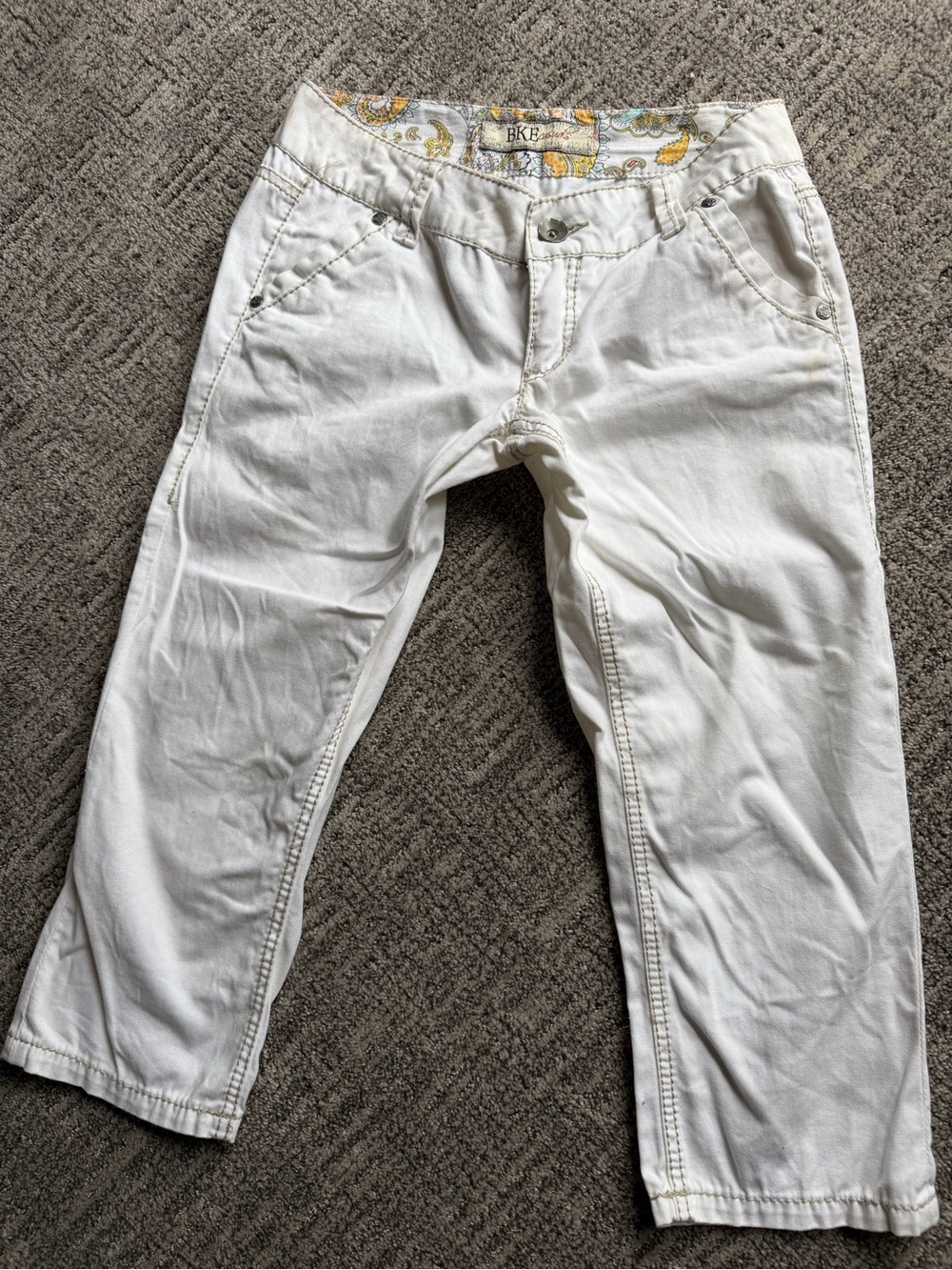 BKE White Capri Cropped Pants with Paisley-Print Waist Size 27